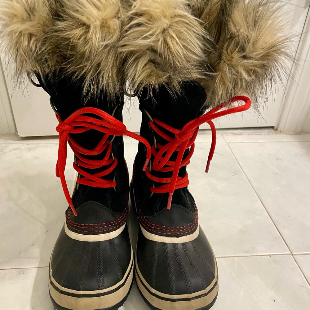 Sorel best selling Joan of Arc boots. USA size 6.5 runs large like a 7.5